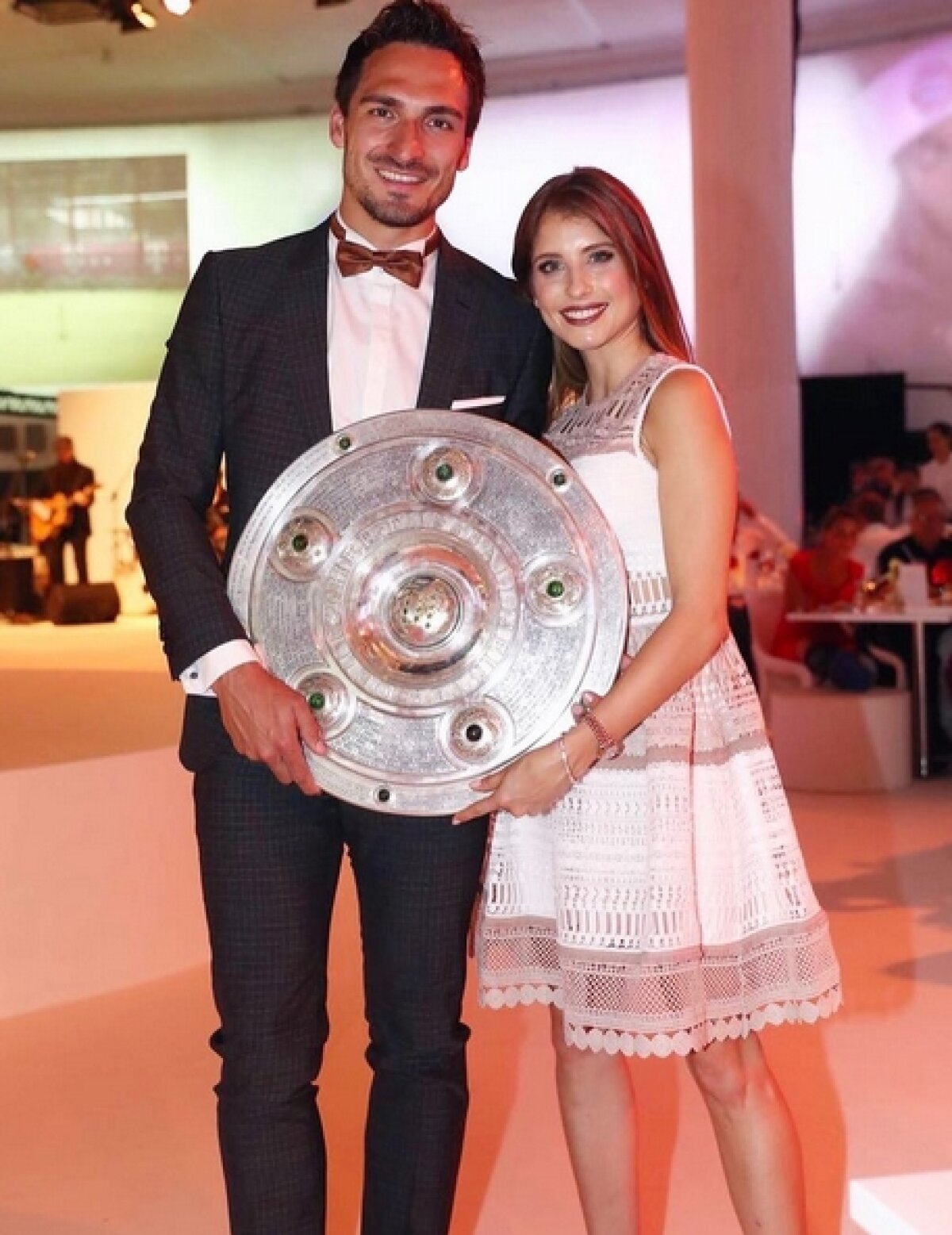 FOTO Sexy-jurnalista lui Hummels » O soție cum rar vezi: nu se plictisește deloc când Mats e în cantonament :)