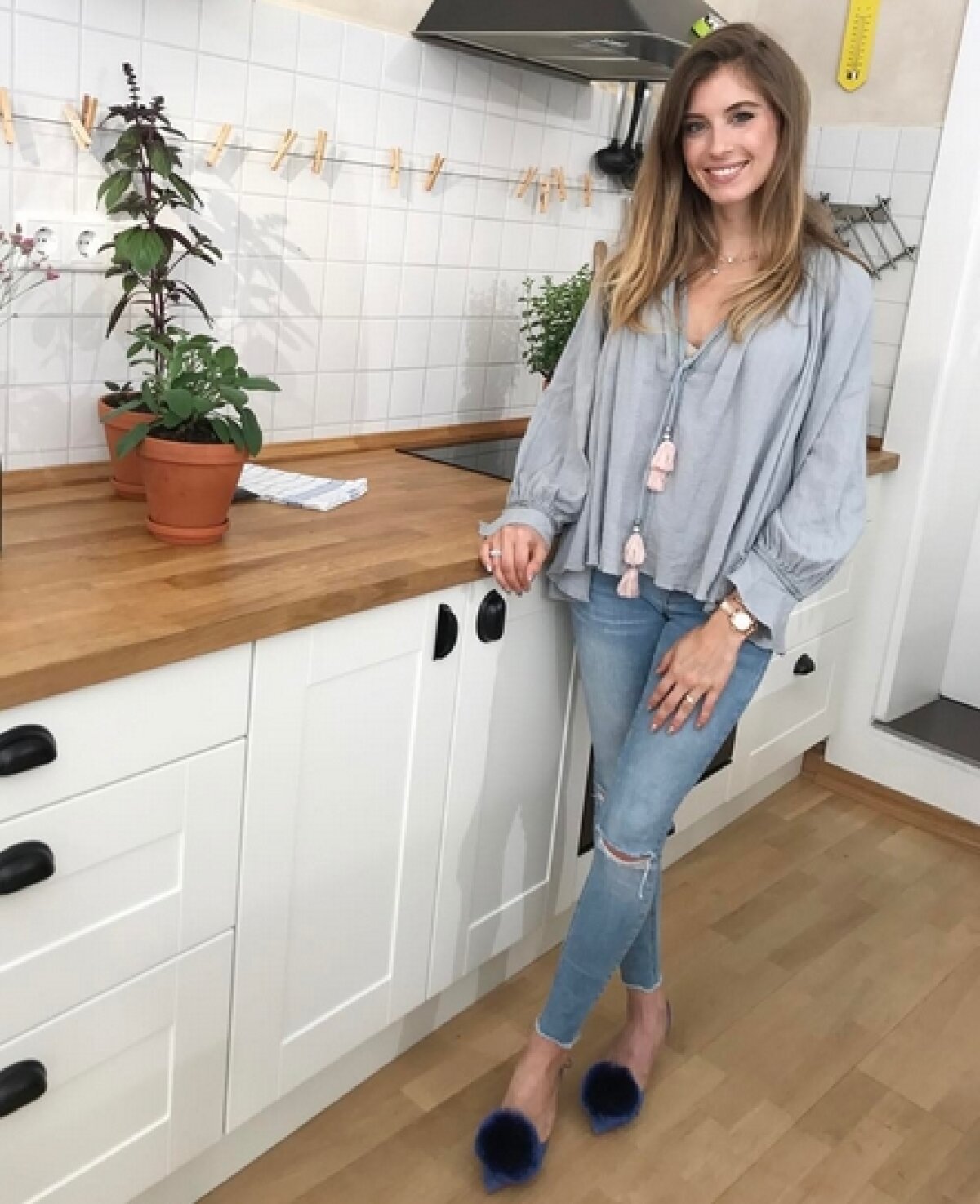 FOTO Sexy-jurnalista lui Hummels » O soție cum rar vezi: nu se plictisește deloc când Mats e în cantonament :)