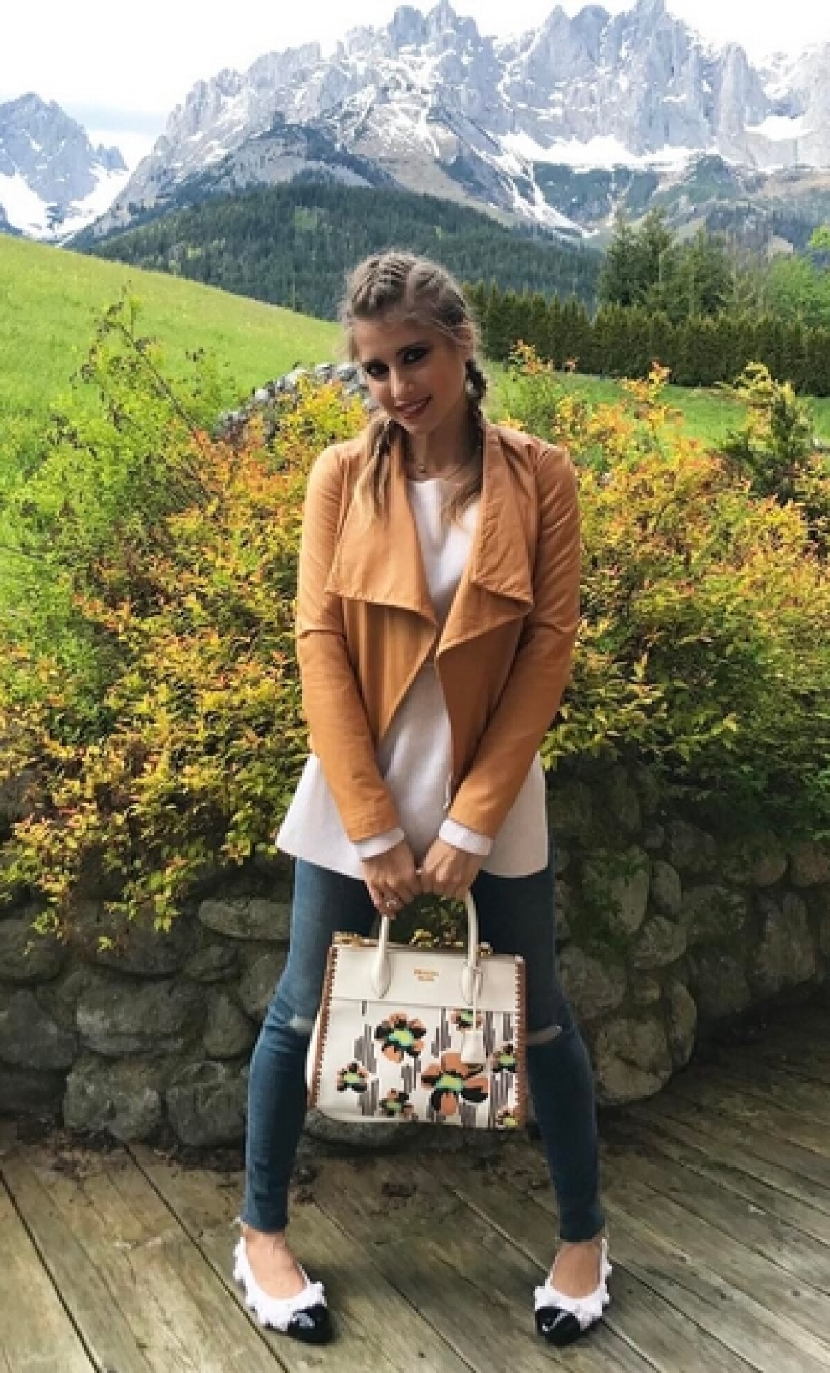 FOTO Sexy-jurnalista lui Hummels » O soție cum rar vezi: nu se plictisește deloc când Mats e în cantonament :)