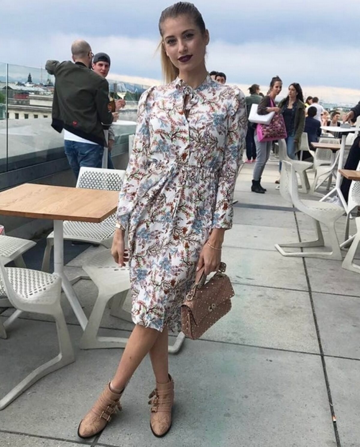 FOTO Sexy-jurnalista lui Hummels » O soție cum rar vezi: nu se plictisește deloc când Mats e în cantonament :)