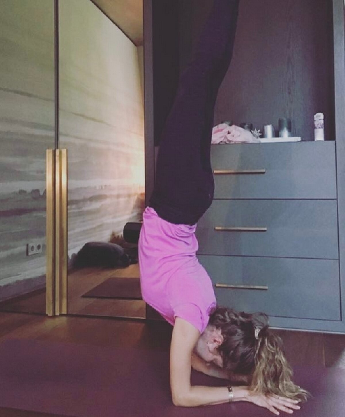 FOTO Sexy-jurnalista lui Hummels » O soție cum rar vezi: nu se plictisește deloc când Mats e în cantonament :)