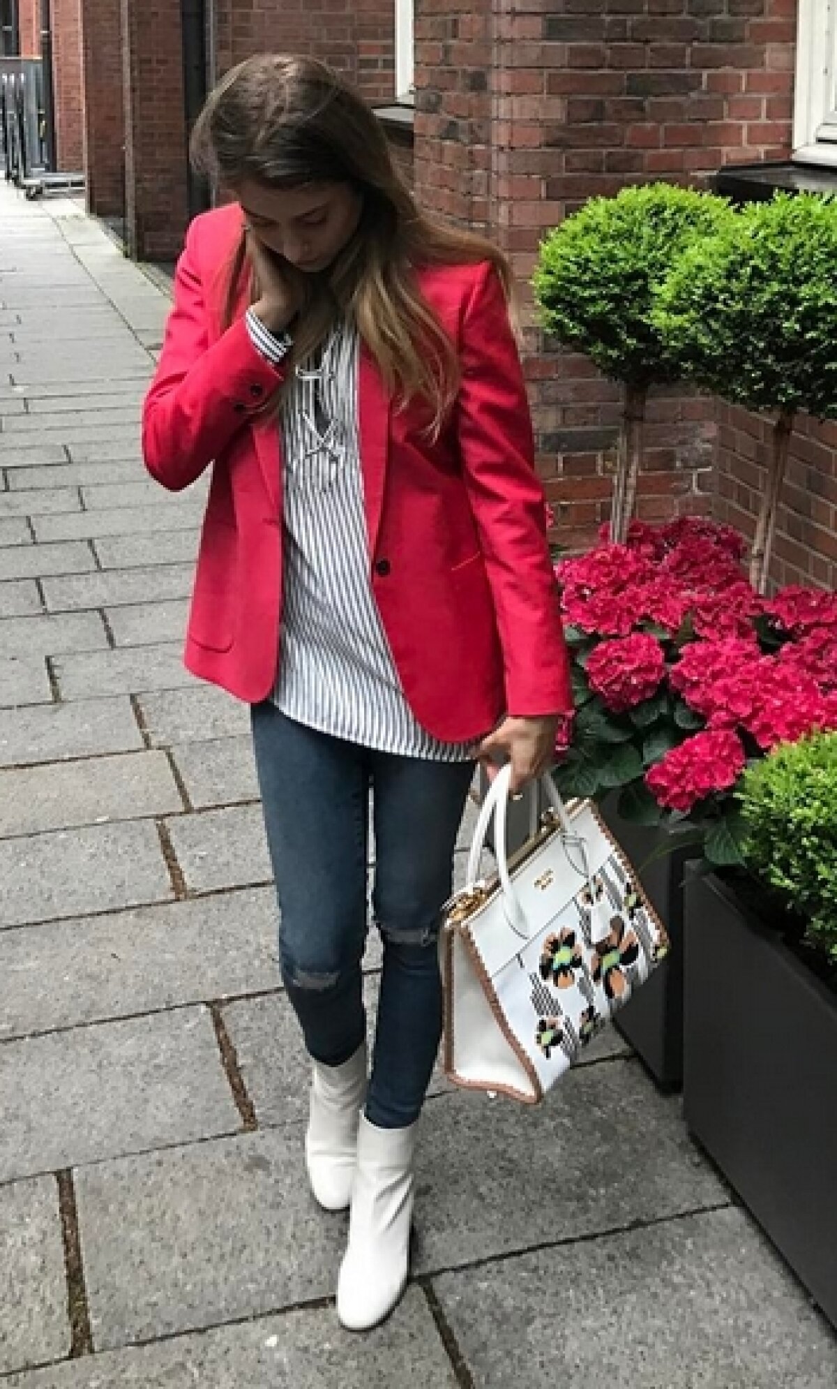 FOTO Sexy-jurnalista lui Hummels » O soție cum rar vezi: nu se plictisește deloc când Mats e în cantonament :)