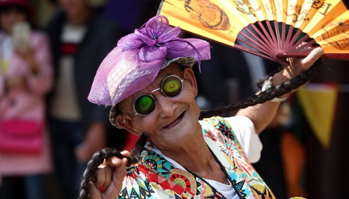 FOTO La 74 de ani, se îmbracă în femeie pentru a-şi face fericită mama