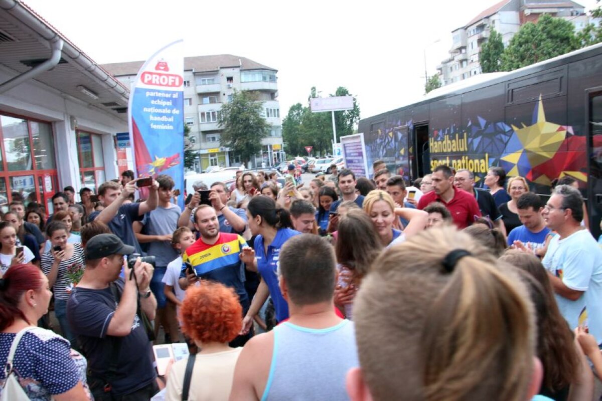 FOTO Surpriză pentru fetele din naționala de handbal! S-au pregătit alături de Sandu Lungu