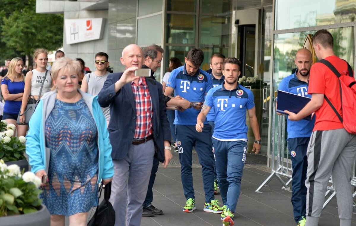 GALERIE FOTO La pas prin Varșovia » Imagini cu jucătorii naționalei înainte de meciul cu Polonia