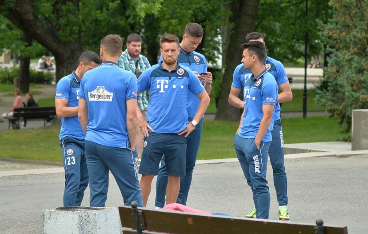 GALERIE FOTO La pas prin Varșovia » Imagini cu jucătorii naționalei înainte de meciul cu Polonia