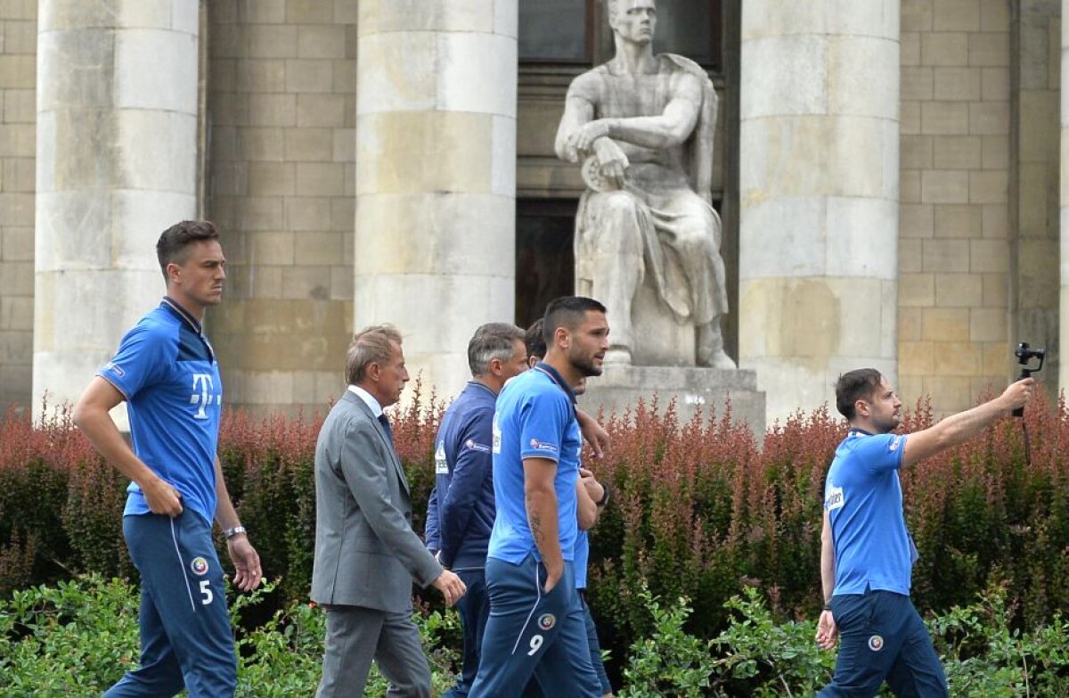 GALERIE FOTO La pas prin Varșovia » Imagini cu jucătorii naționalei înainte de meciul cu Polonia