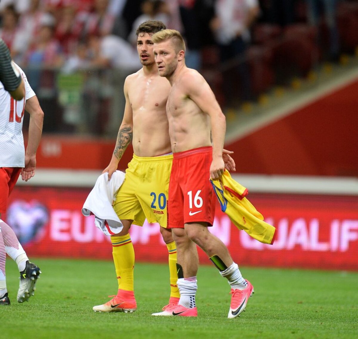 FOTO Ce nu s-a văzut la TV » "Tricolorii" au ieșit la antrenament chiar după meci, cu cine a făcut Hanca schimb de tricouri + Lewa a luat mingea acasă