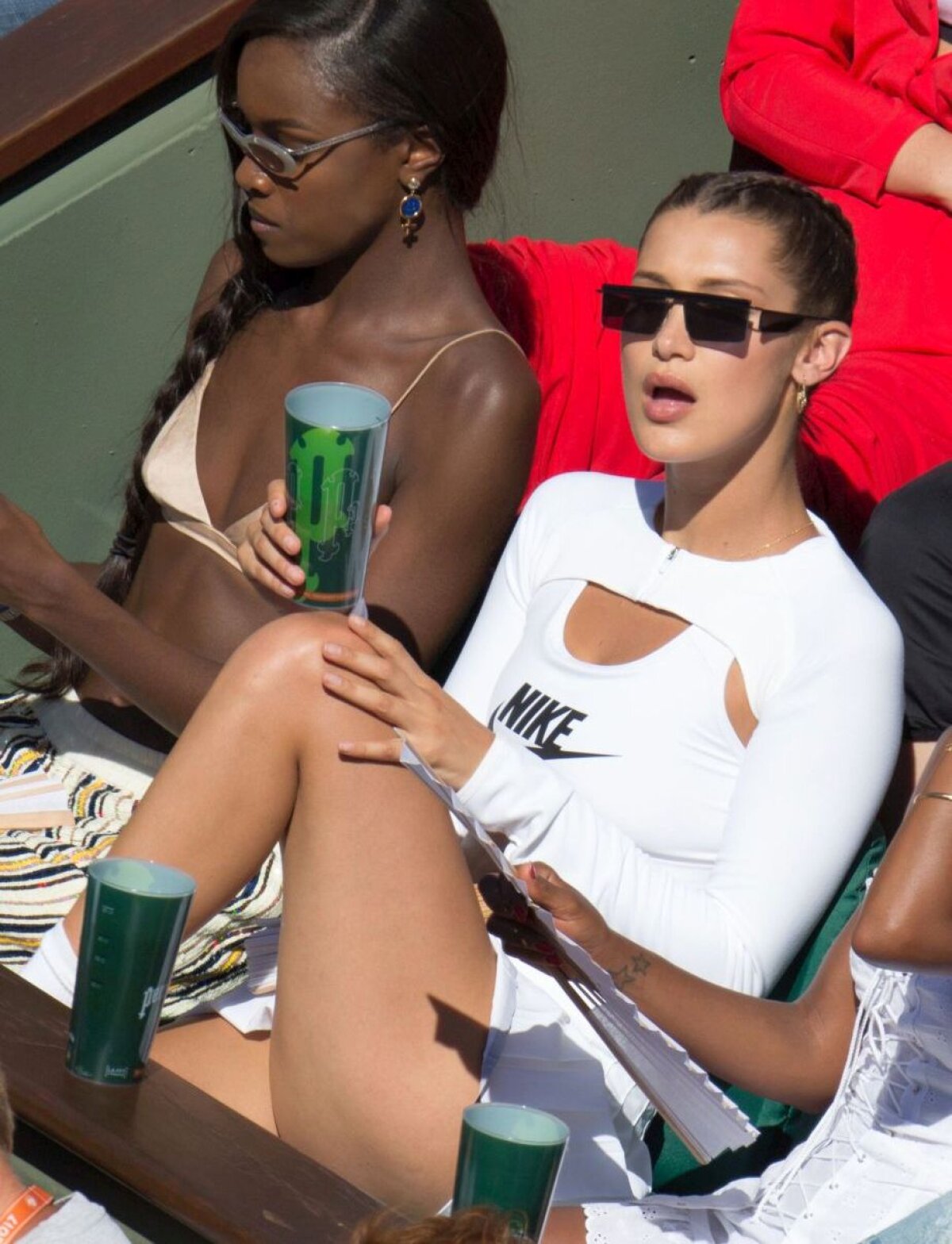 GALERIE FOTO Toată lumea s-a uitat la ea! Cea mai hot apariție la meciul Halep - Ostapenko » Un celebru fotomodel a arătat tot