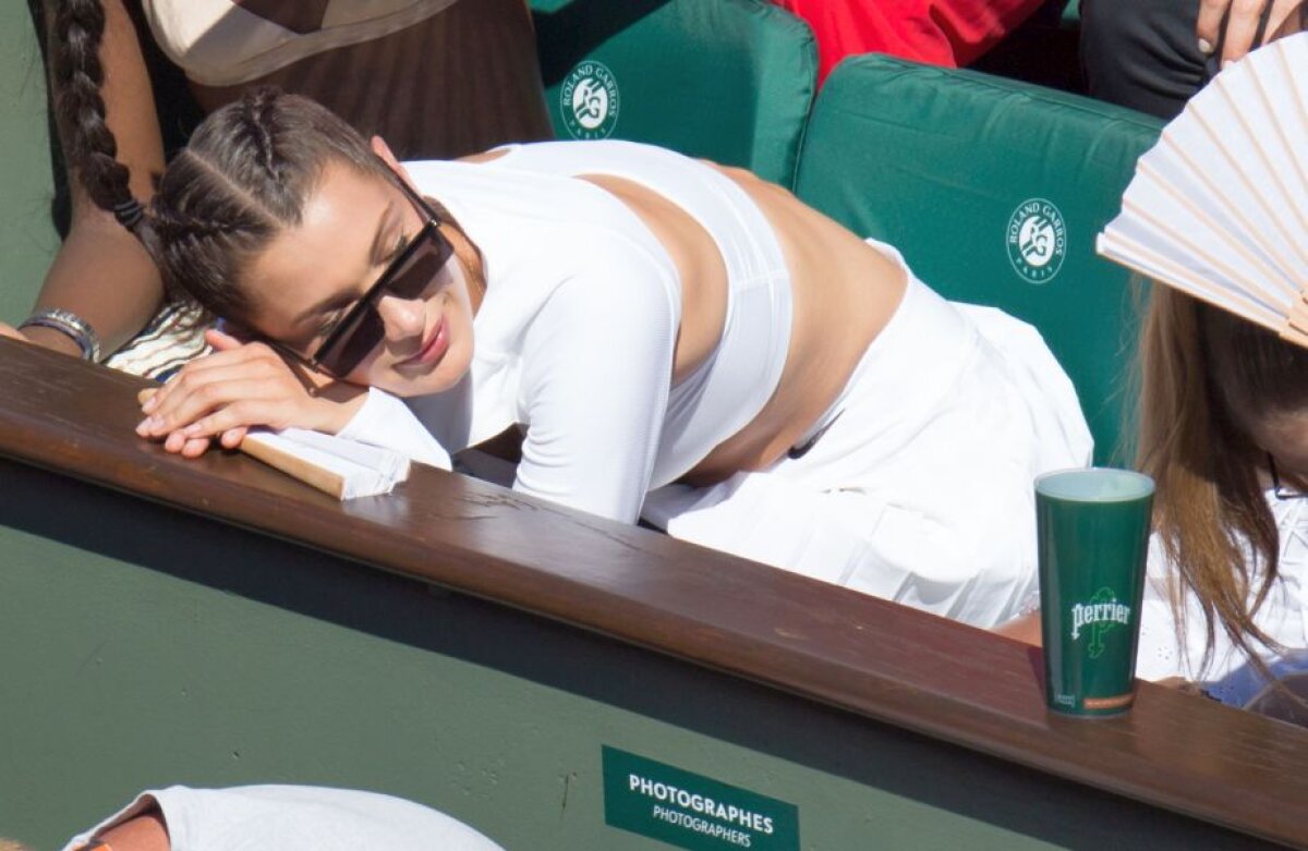 GALERIE FOTO Toată lumea s-a uitat la ea! Cea mai hot apariție la meciul Halep - Ostapenko » Un celebru fotomodel a arătat tot