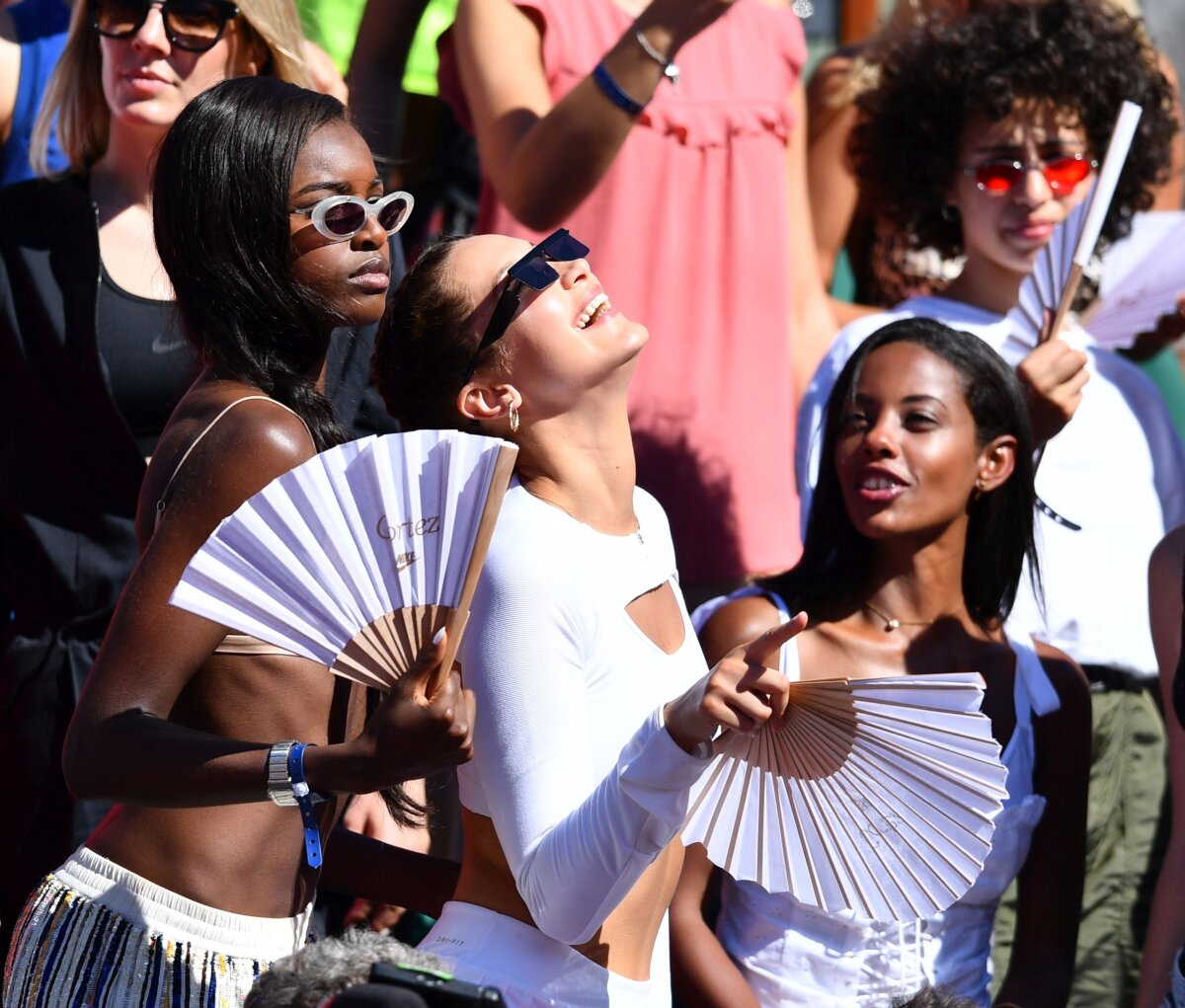 GALERIE FOTO Toată lumea s-a uitat la ea! Cea mai hot apariție la meciul Halep - Ostapenko » Un celebru fotomodel a arătat tot