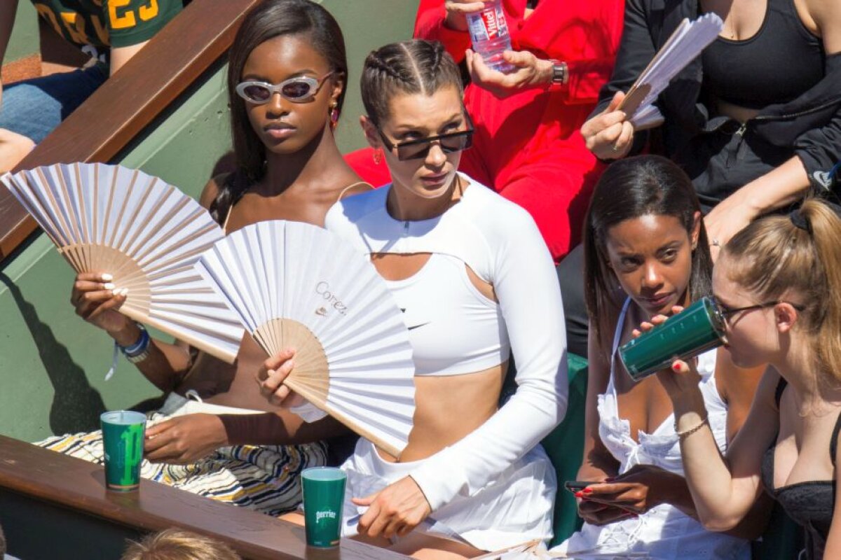 GALERIE FOTO Toată lumea s-a uitat la ea! Cea mai hot apariție la meciul Halep - Ostapenko » Un celebru fotomodel a arătat tot