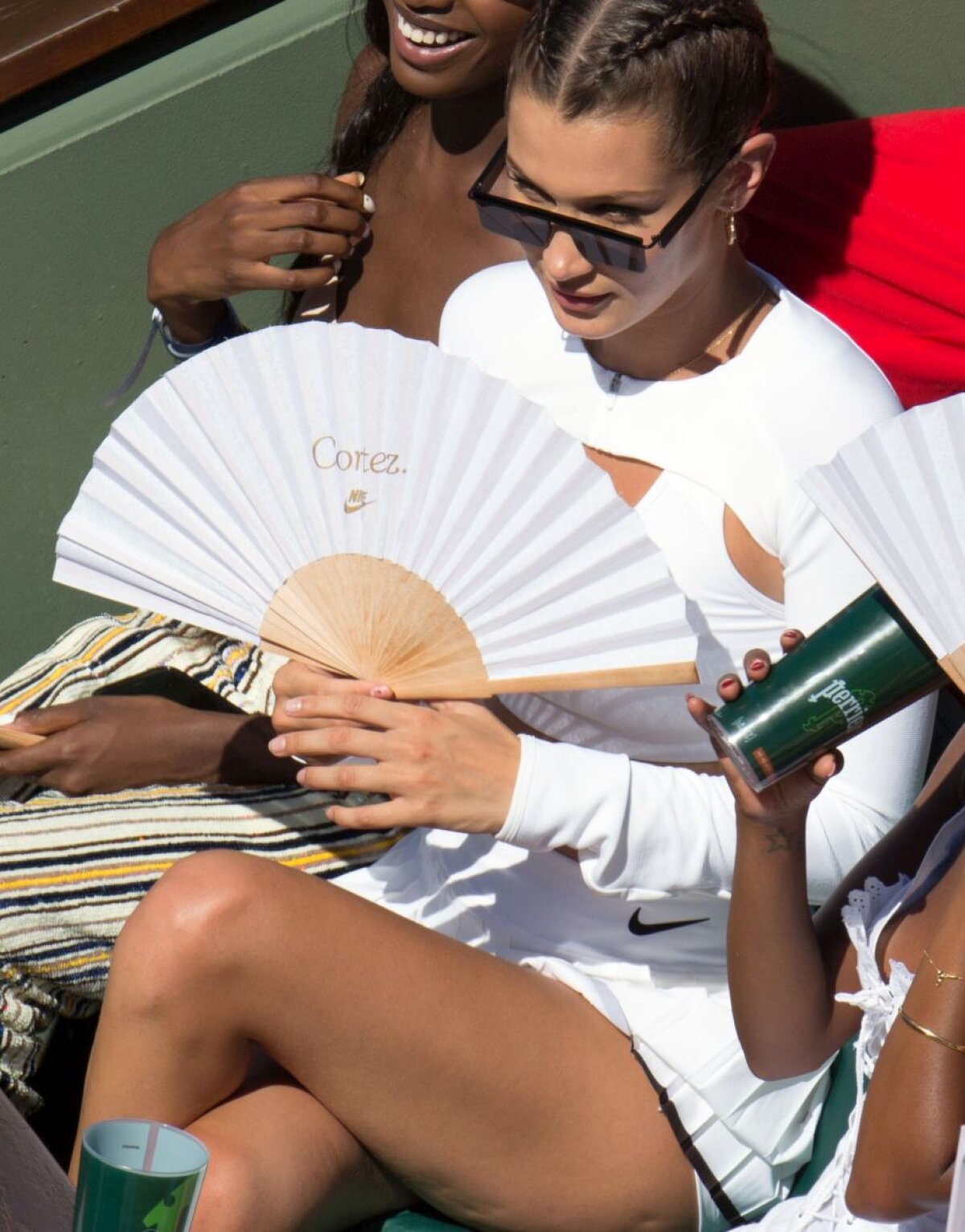 GALERIE FOTO Toată lumea s-a uitat la ea! Cea mai hot apariție la meciul Halep - Ostapenko » Un celebru fotomodel a arătat tot