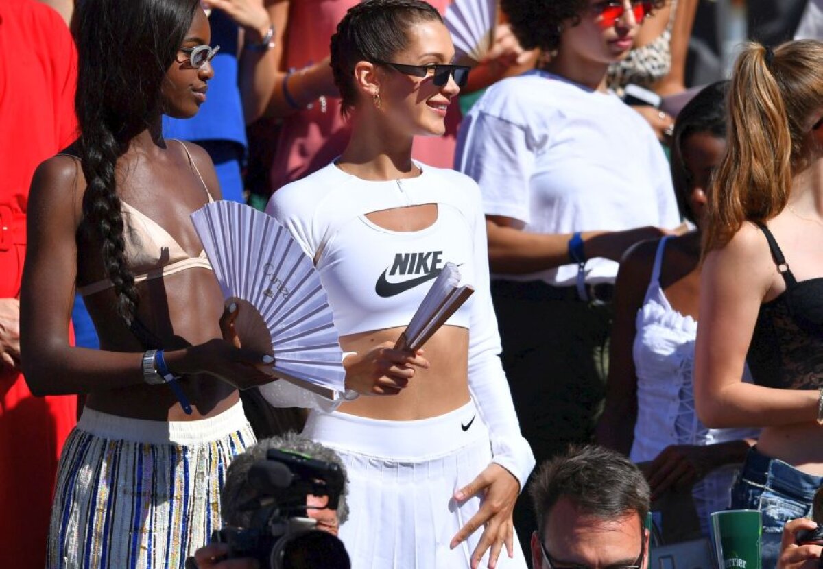 GALERIE FOTO Toată lumea s-a uitat la ea! Cea mai hot apariție la meciul Halep - Ostapenko » Un celebru fotomodel a arătat tot