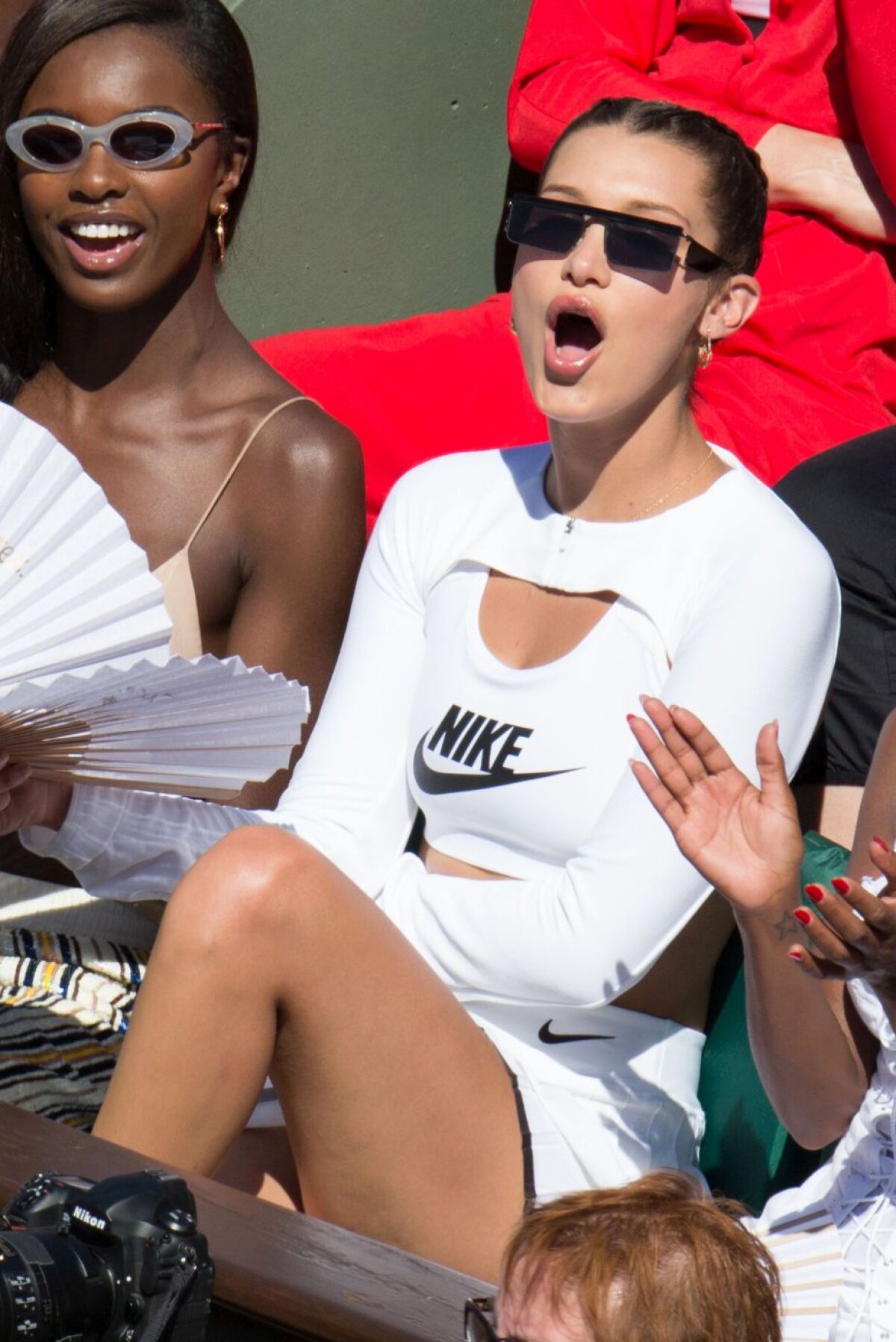 GALERIE FOTO Toată lumea s-a uitat la ea! Cea mai hot apariție la meciul Halep - Ostapenko » Un celebru fotomodel a arătat tot