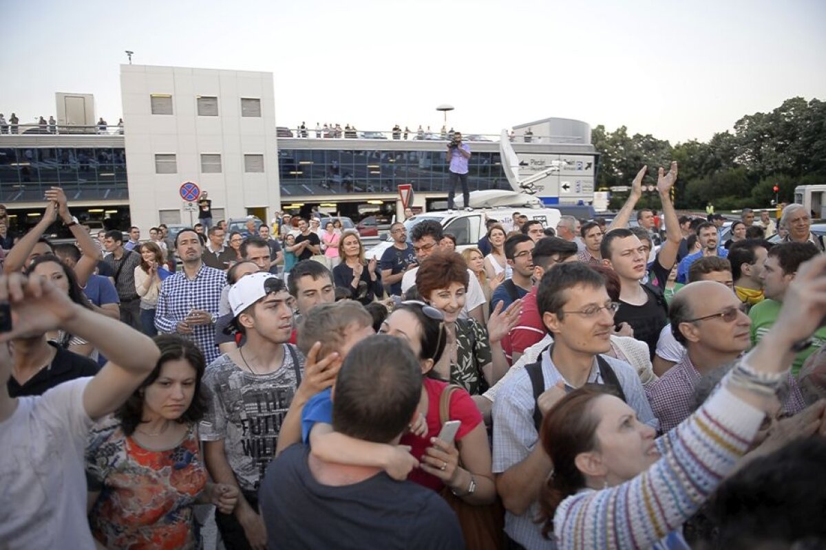 FOTO Reportaj GSP de la sosirea lui Halep în țară » Scene diferite față de cum a fost după finala pierdută în 2014. De ce a refuzat Salonul Oficial