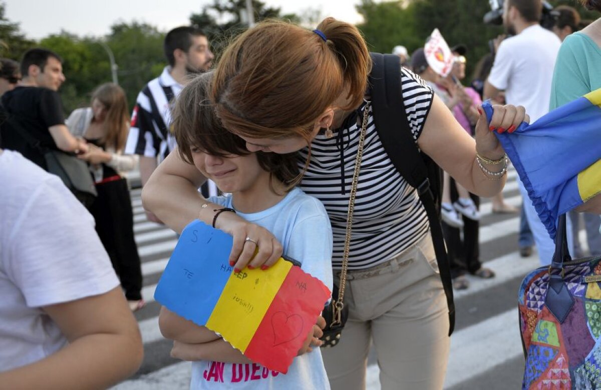 FOTO Reportaj GSP de la sosirea lui Halep în țară » Scene diferite față de cum a fost după finala pierdută în 2014. De ce a refuzat Salonul Oficial