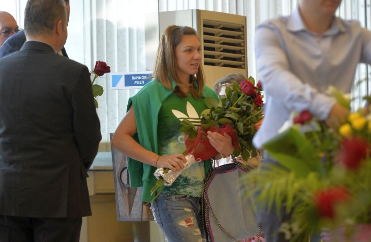 FOTO Reportaj GSP de la sosirea lui Halep în țară » Scene diferite față de cum a fost după finala pierdută în 2014. De ce a refuzat Salonul Oficial