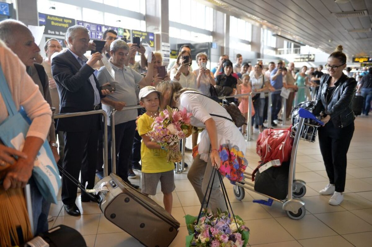 FOTO Reportaj GSP de la sosirea lui Halep în țară » Scene diferite față de cum a fost după finala pierdută în 2014. De ce a refuzat Salonul Oficial