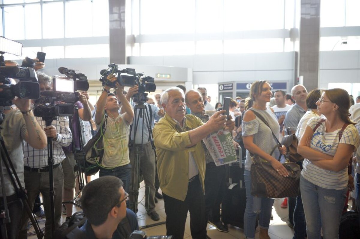 FOTO Reportaj GSP de la sosirea lui Halep în țară » Scene diferite față de cum a fost după finala pierdută în 2014. De ce a refuzat Salonul Oficial