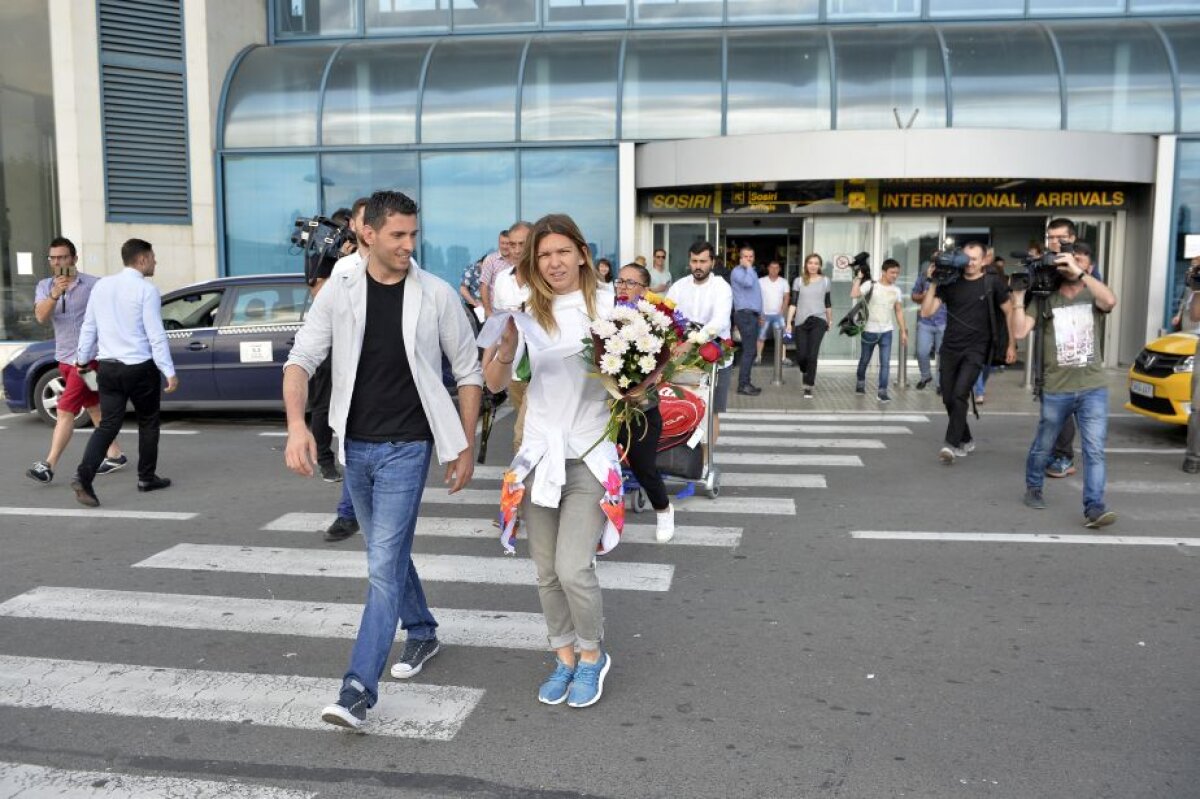 FOTO Reportaj GSP de la sosirea lui Halep în țară » Scene diferite față de cum a fost după finala pierdută în 2014. De ce a refuzat Salonul Oficial