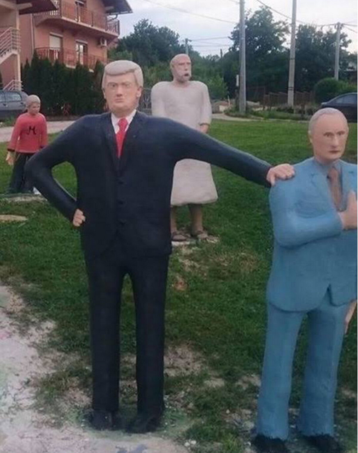 FOTO Melania și Donald Trump au statui la Banja Luka. Vei râde cu lacrimi când le vei vedea!