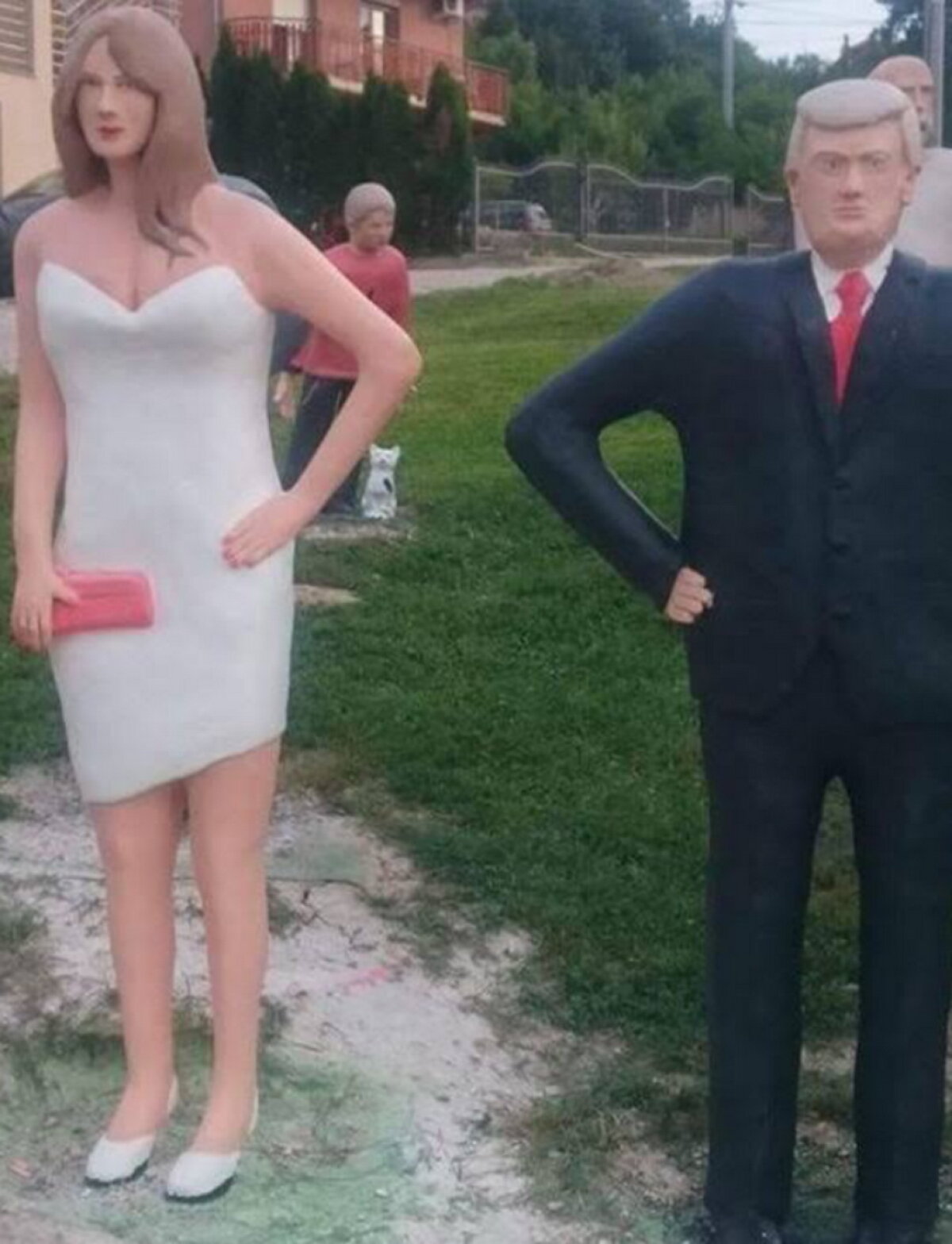 FOTO Melania și Donald Trump au statui la Banja Luka. Vei râde cu lacrimi când le vei vedea!