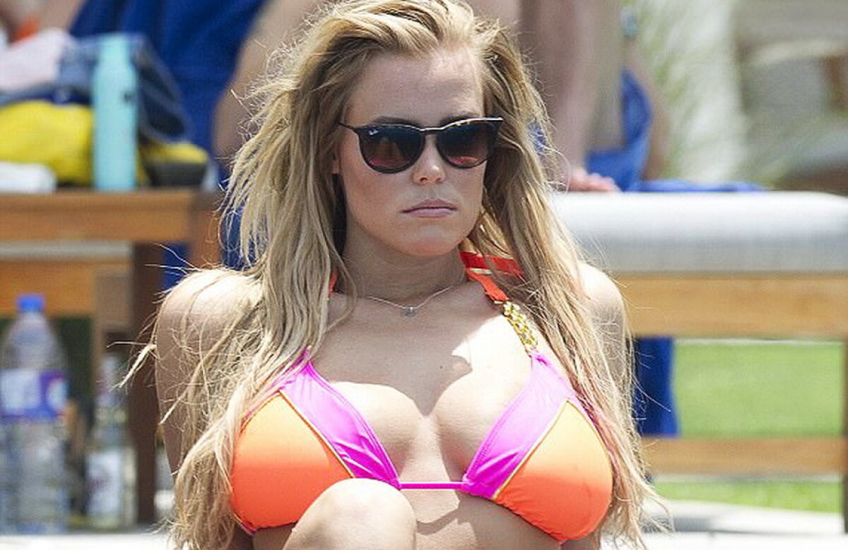 GALERIE FOTO Apariţie explozivă la plajă! Blondina asta e mega-hot