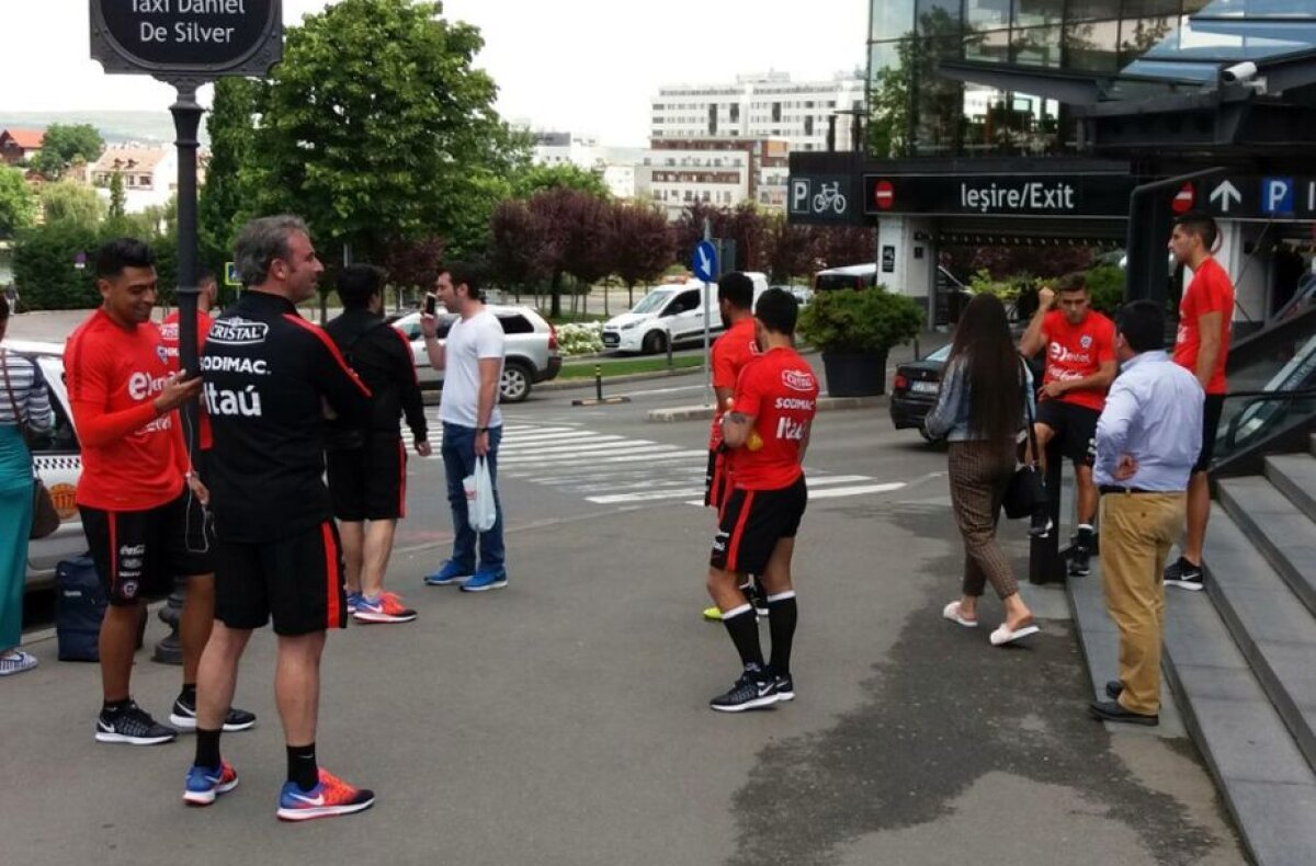 FOTO Jucătorii chilieni trimişi la sala de forţă cu o zi înainte de meciul cu România » Au fost asaltaţi de fani