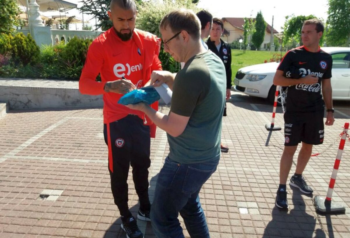 FOTO Jucătorii chilieni trimişi la sala de forţă cu o zi înainte de meciul cu România » Au fost asaltaţi de fani