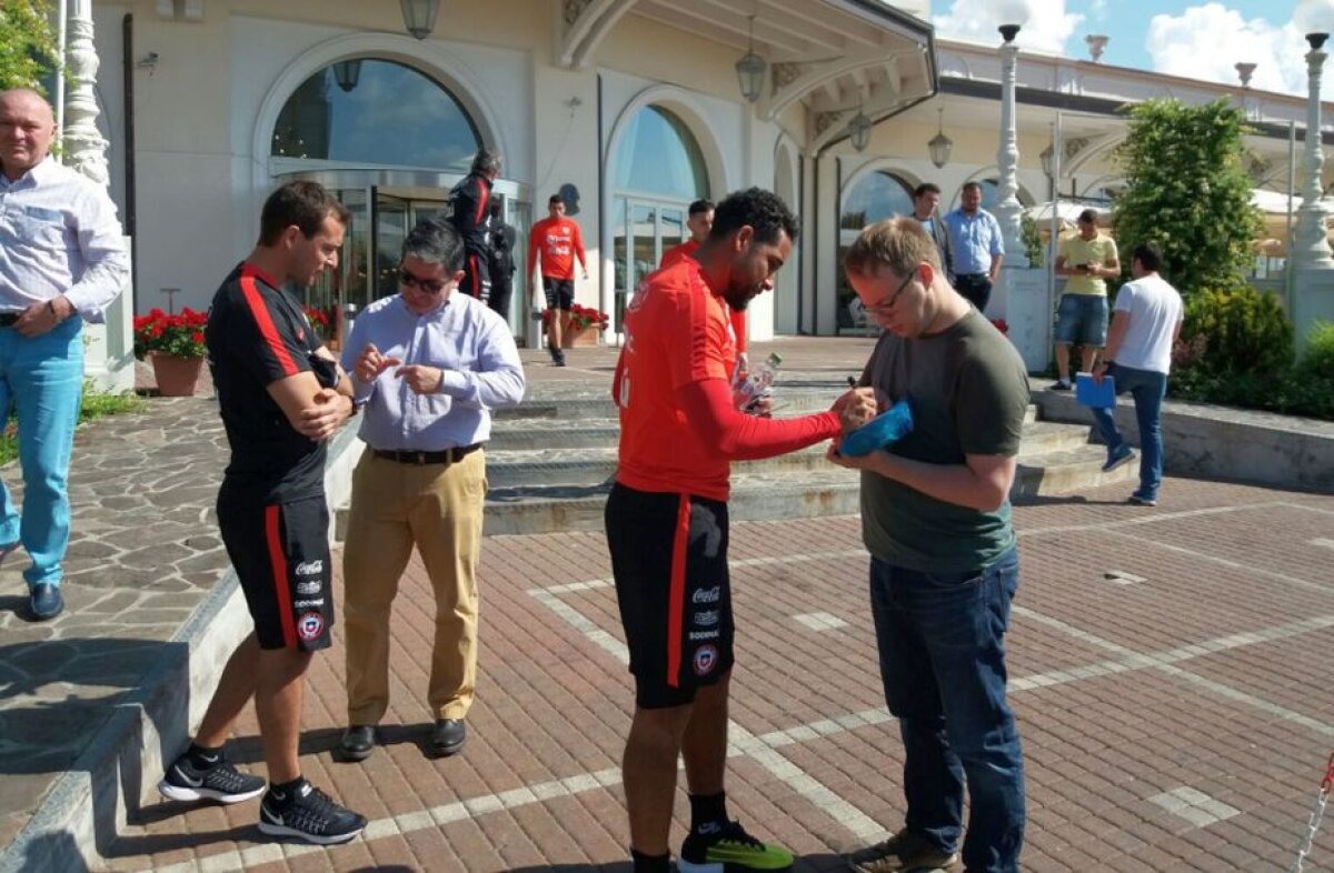 FOTO Jucătorii chilieni trimişi la sala de forţă cu o zi înainte de meciul cu România » Au fost asaltaţi de fani