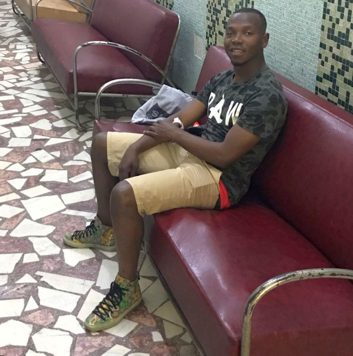 FOTO "Câinii" calcă pe bani » Dinamoviștii s-au afișat cu adidași de sute de euro la reunire!