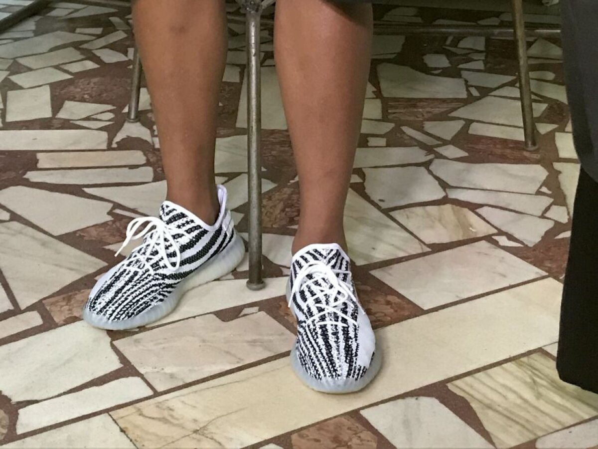 FOTO "Câinii" calcă pe bani » Dinamoviștii s-au afișat cu adidași de sute de euro la reunire!