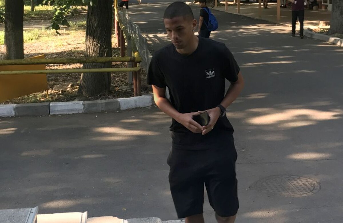 FOTO "Câinii" calcă pe bani » Dinamoviștii s-au afișat cu adidași de sute de euro la reunire!