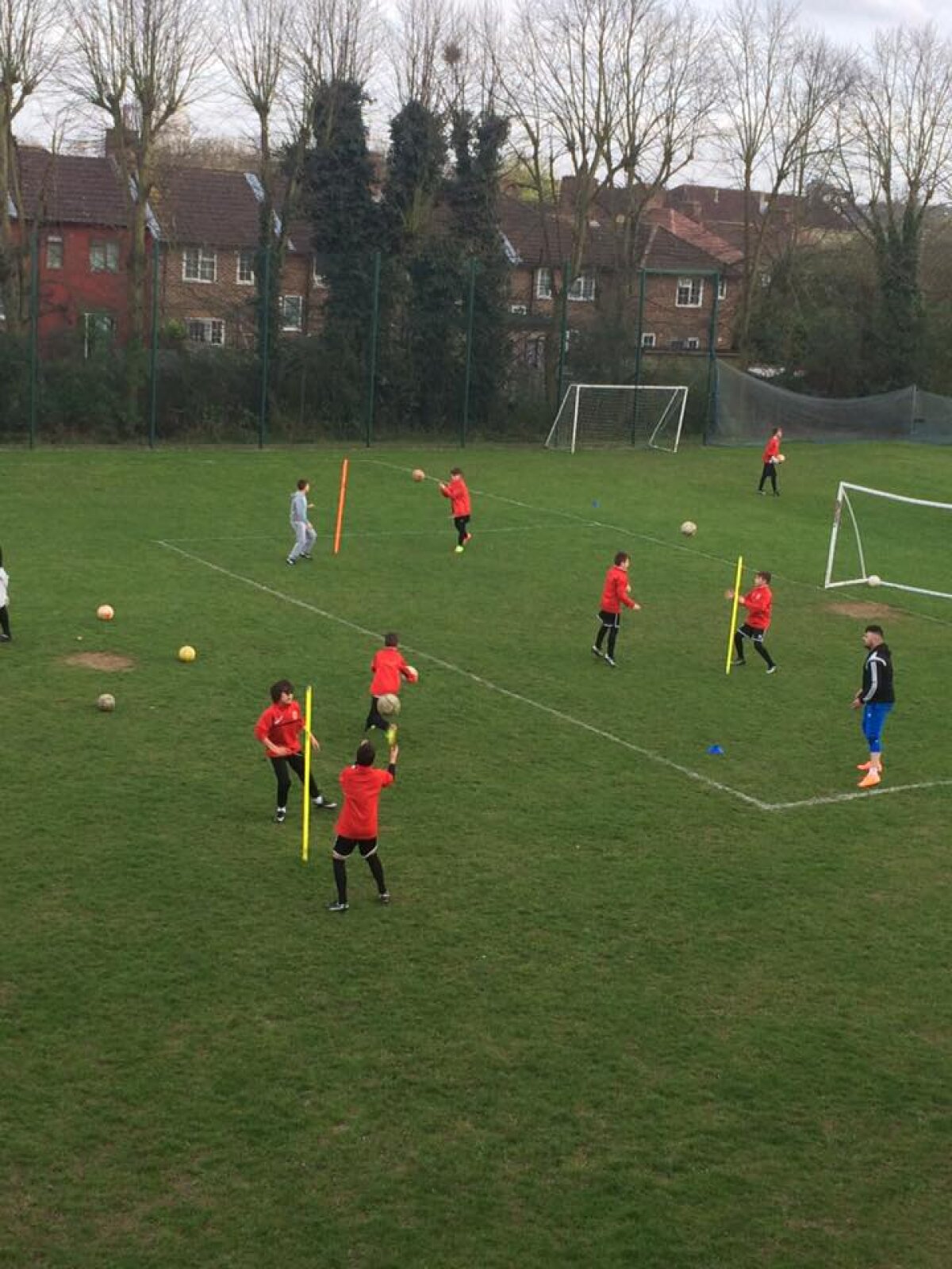 EXCLUSIV VIDEO Superacademia românească de fotbal care uimește Anglia! Un fost fotbalist al lui Rapid și Dinamo a creat totul de la zero » A început cu 7 copii și a ajuns la 112, toți români 