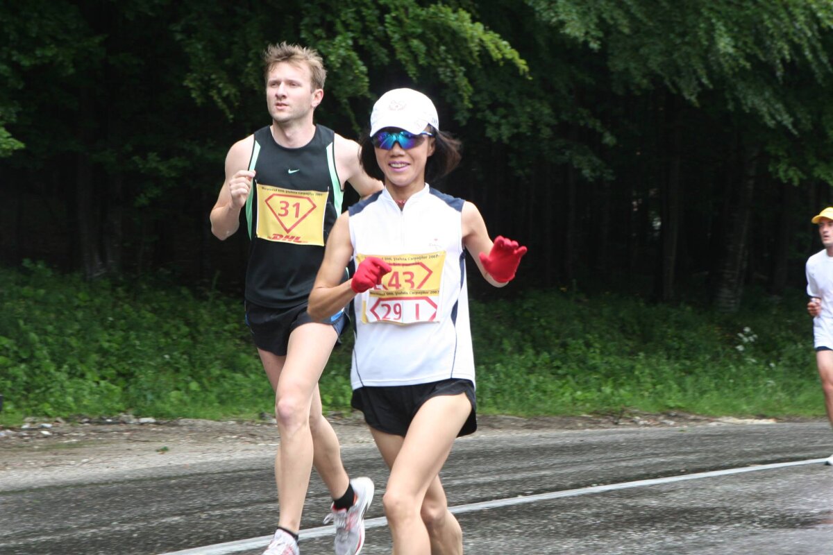 EXCLUSIV Superpoveste! O profesoară japoneză de 56 ani participă sâmbătă la Ștafeta Carpaților. Are 170 maratoane la activ și aleargă des traseul București - Sofia!