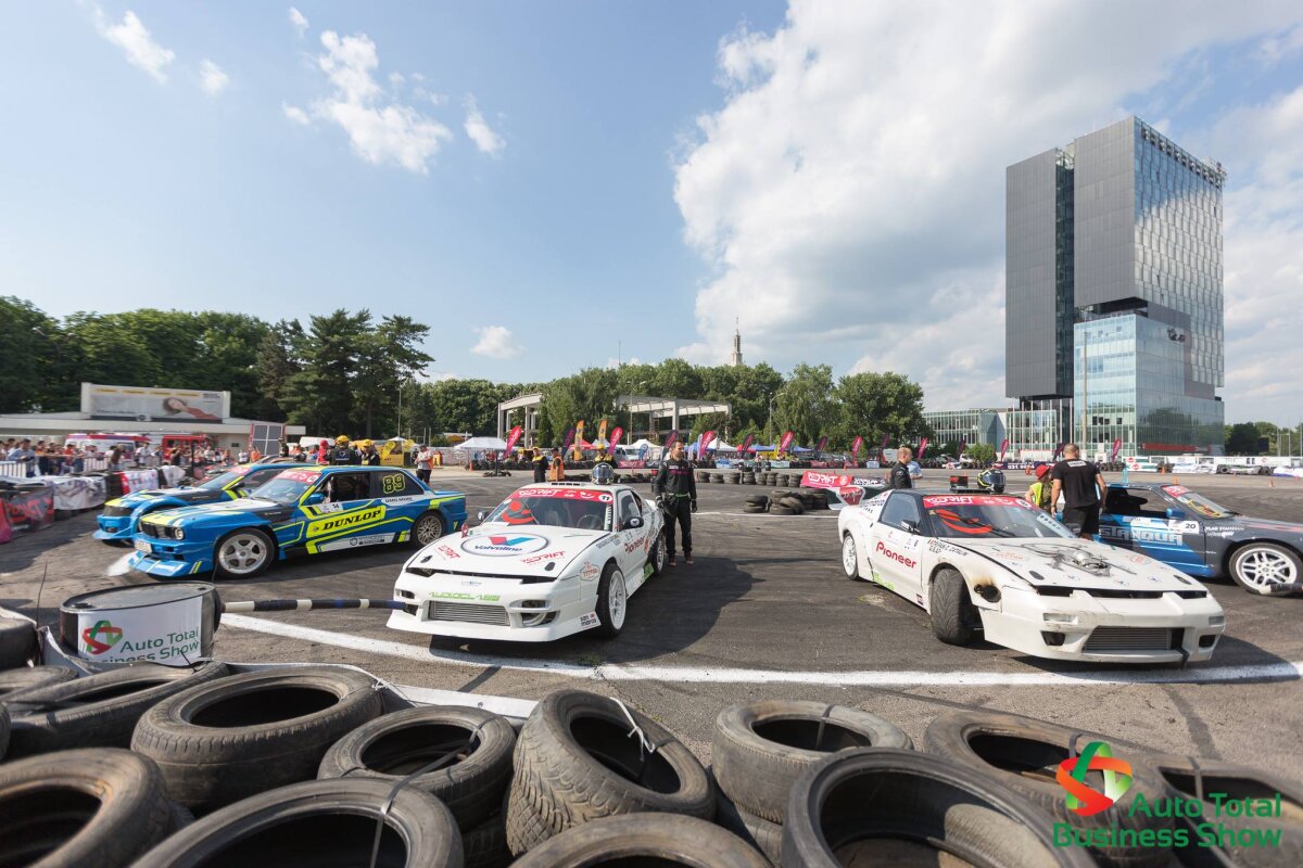 Imaginile care-ți taie respirația » Spectacol cu motoare încinse și femei frumoase într-un week-end incediar la Auto Total Business Show