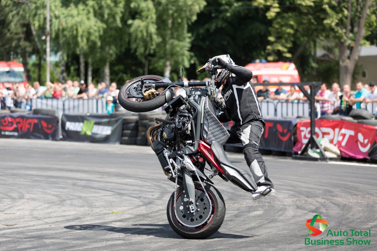 Imaginile care-ți taie respirația » Spectacol cu motoare încinse și femei frumoase într-un week-end incediar la Auto Total Business Show