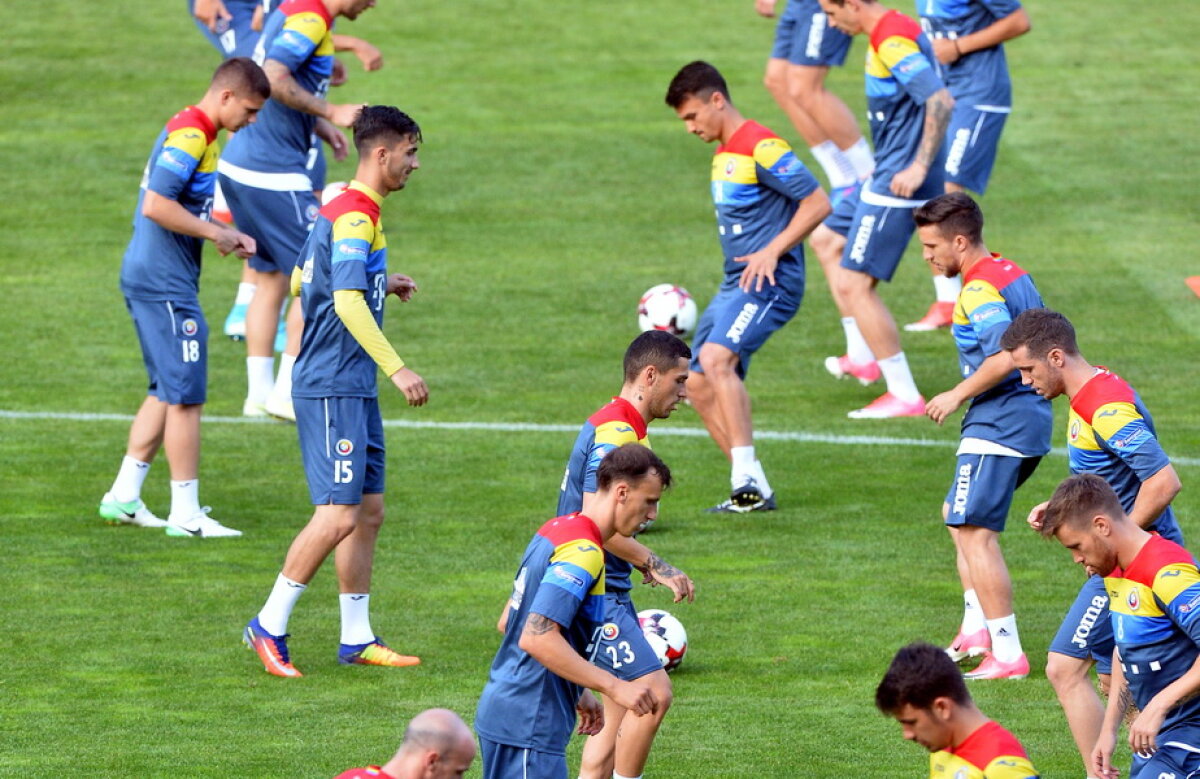 FOTO Să mai și râdem » Două imagini din vestiarul echipei naționale și o întrebare simplă pentru oficialii Federației ;)