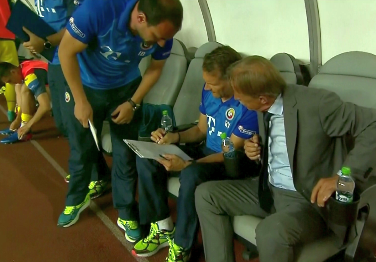 FOTO Moment tensionat la finalul primei reprize! Secundul lui Daum i-a blocat pe jurnaliști