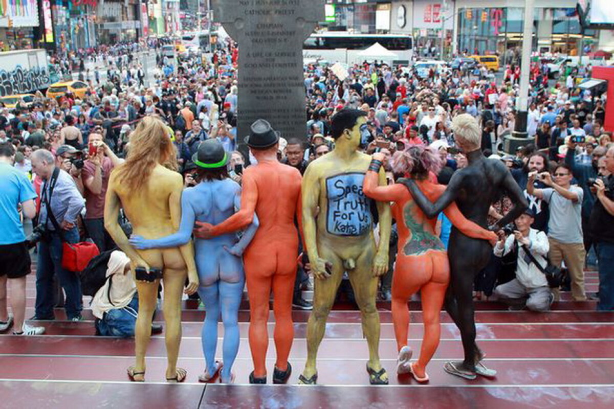 GALERIE FOTO & VIDEO Imagini incredibile în Times Square. Peste 200 de oameni au stat ore în șir dezbrăcați în plină stradă!