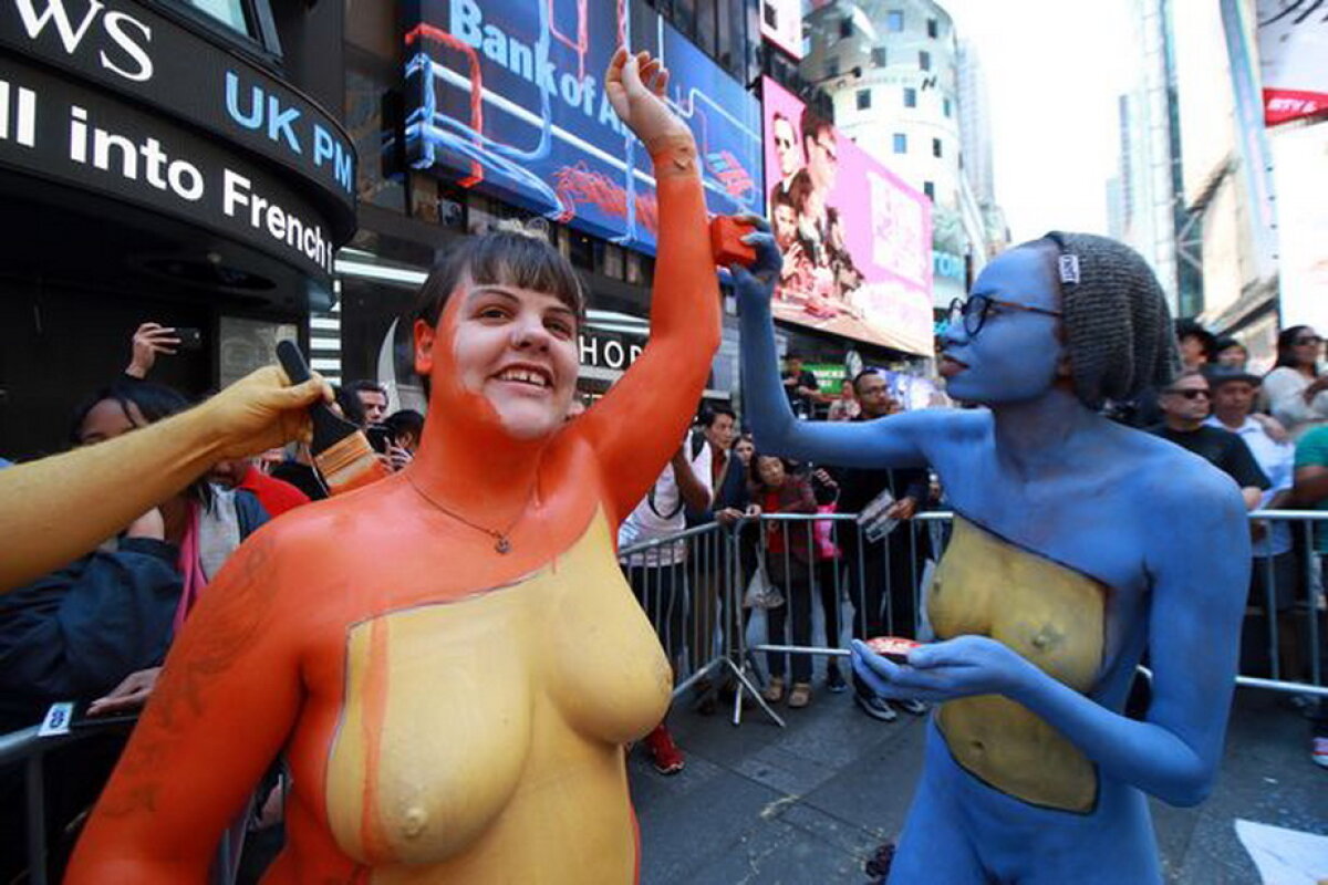 GALERIE FOTO & VIDEO Imagini incredibile în Times Square. Peste 200 de oameni au stat ore în șir dezbrăcați în plină stradă!