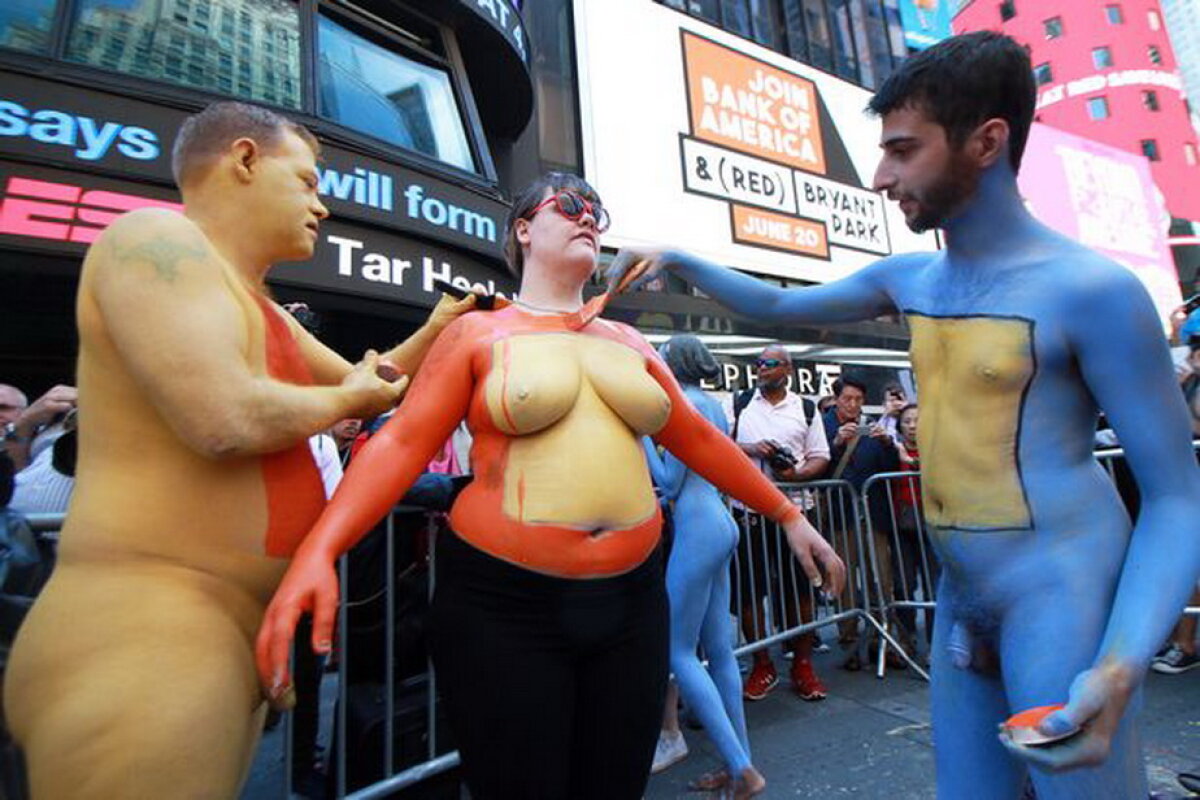 GALERIE FOTO & VIDEO Imagini incredibile în Times Square. Peste 200 de oameni au stat ore în șir dezbrăcați în plină stradă!