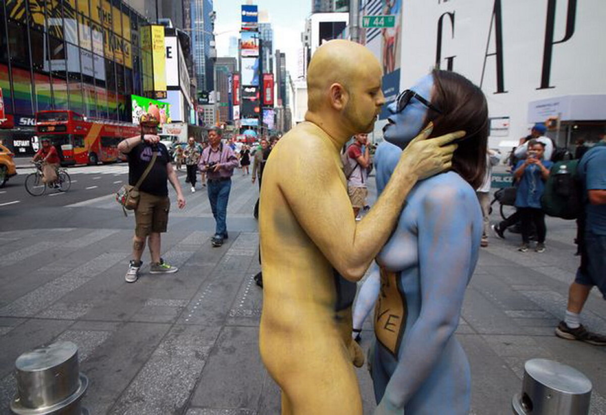 GALERIE FOTO & VIDEO Imagini incredibile în Times Square. Peste 200 de oameni au stat ore în șir dezbrăcați în plină stradă!