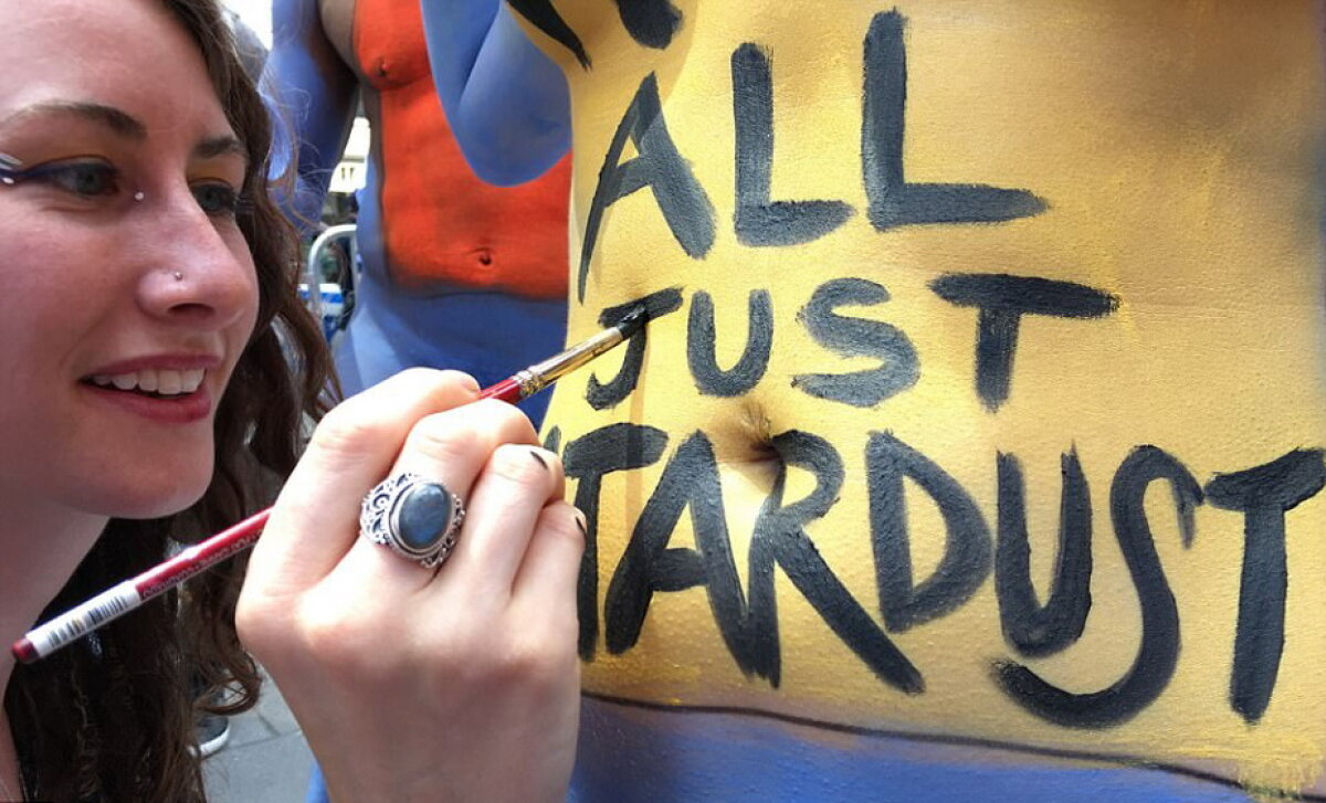 GALERIE FOTO & VIDEO Imagini incredibile în Times Square. Peste 200 de oameni au stat ore în șir dezbrăcați în plină stradă!