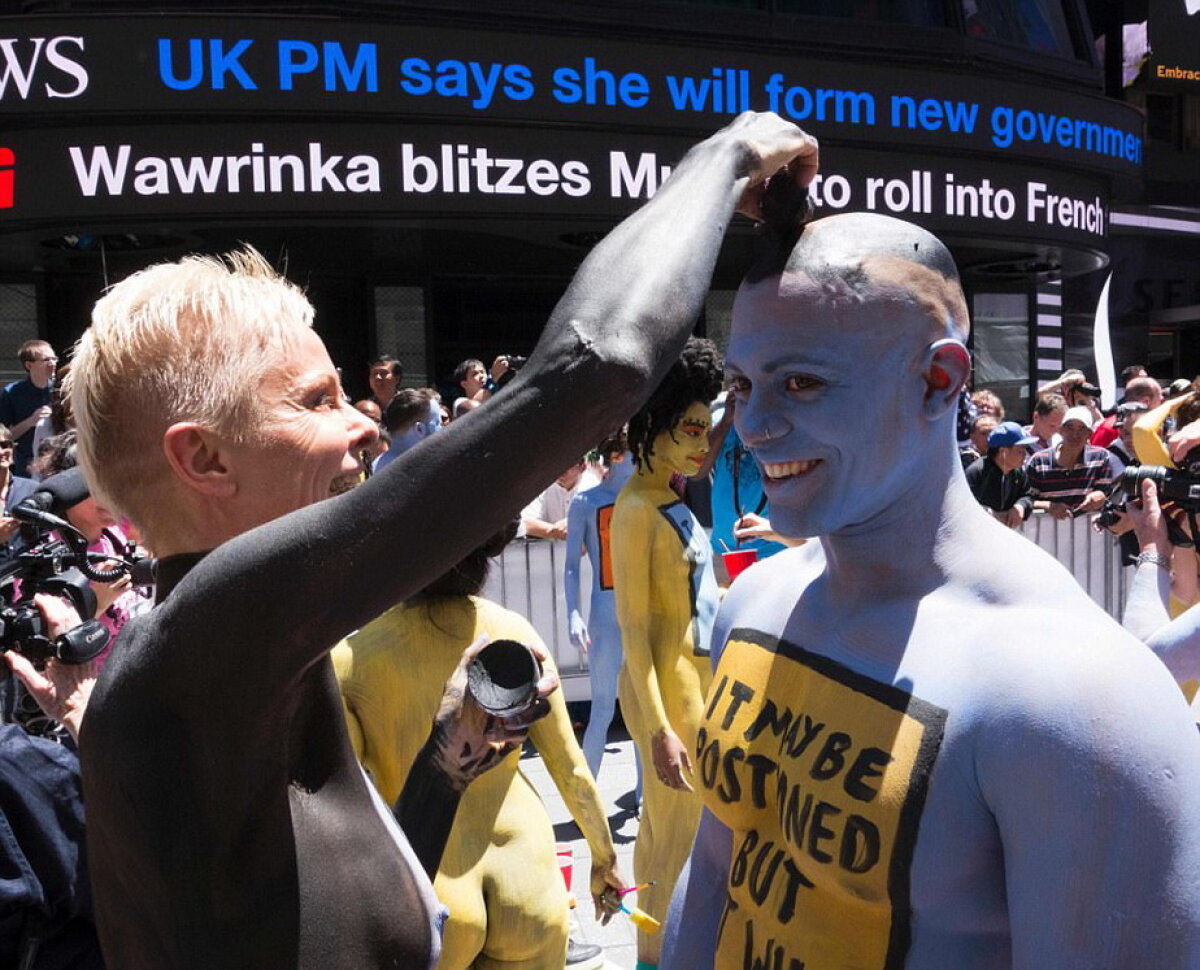 GALERIE FOTO & VIDEO Imagini incredibile în Times Square. Peste 200 de oameni au stat ore în șir dezbrăcați în plină stradă!