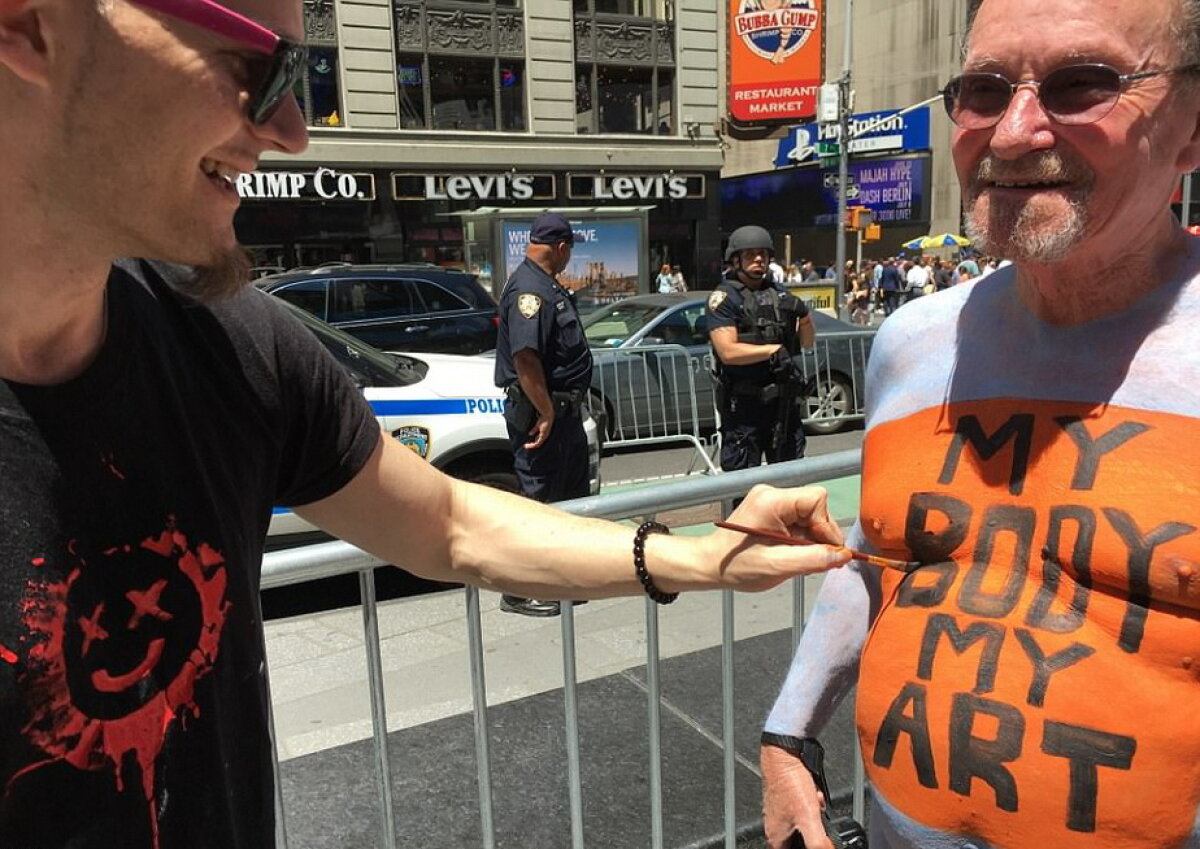 GALERIE FOTO & VIDEO Imagini incredibile în Times Square. Peste 200 de oameni au stat ore în șir dezbrăcați în plină stradă!