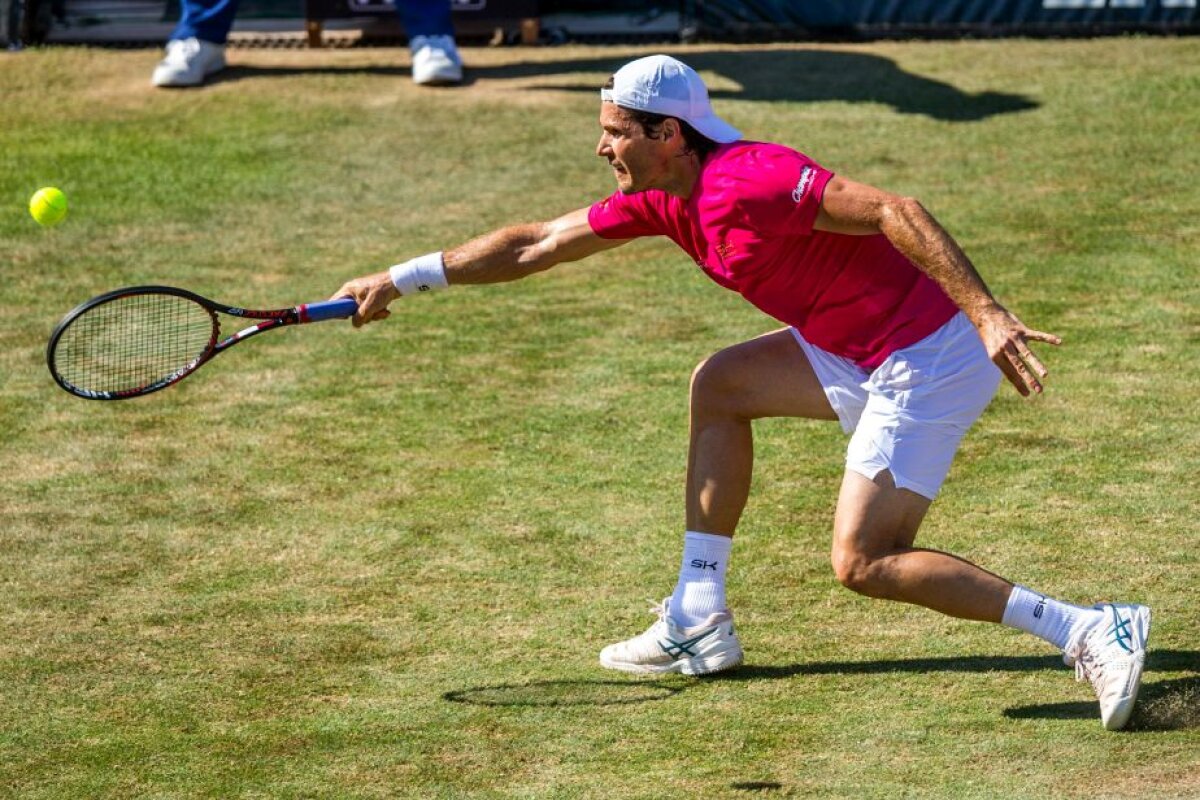 FOTO+VIDEO Federer, învins la revenirea în circuit de locul 302 ATP » Adversarul a salvat o minge de meci!