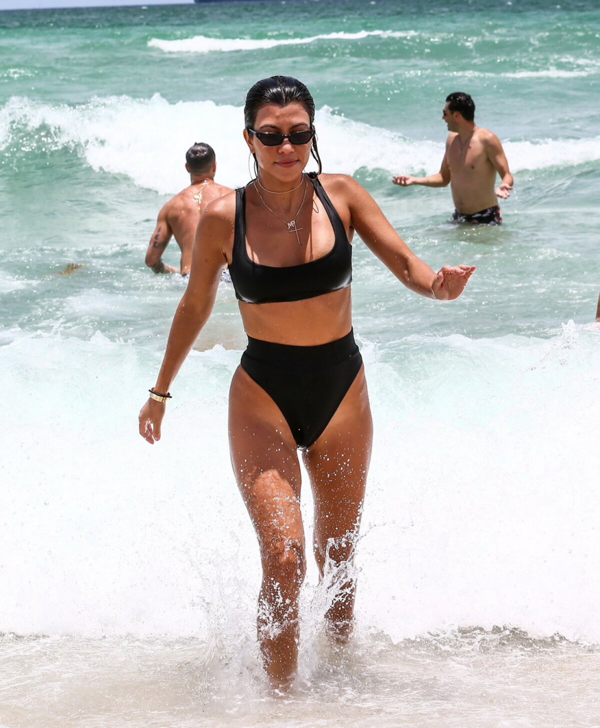 GALERIE FOTO Kourtney Kardashian, demențială la plajă!