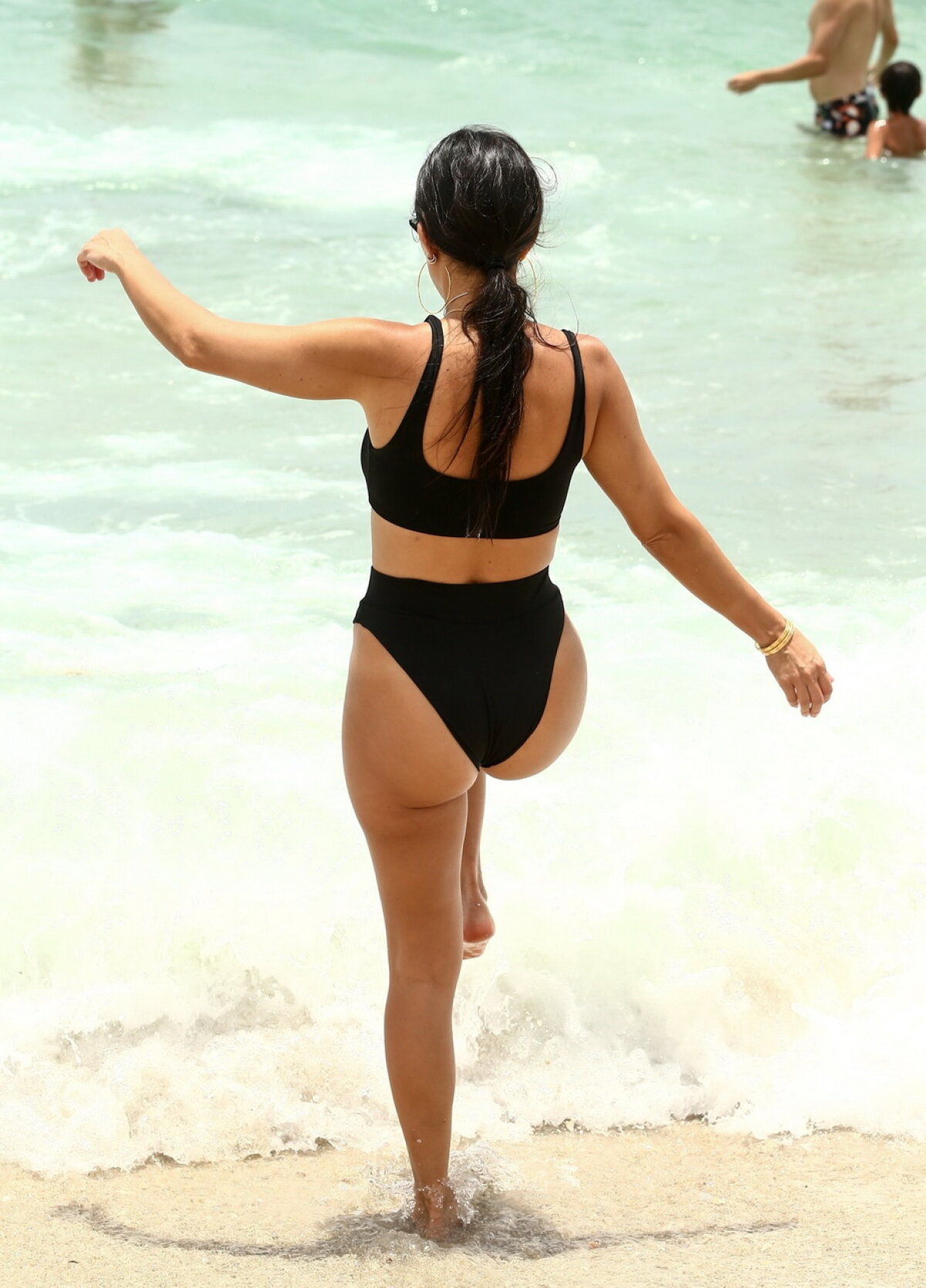 GALERIE FOTO Kourtney Kardashian, demențială la plajă!